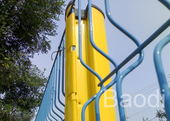 Το PVC Bended τριγώνων έντυσε τις ενωμένες στενά περιφράζοντας επιτροπές καλωδίων με τη θέση/τη σκόνη χάλυβα που ντύθηκε