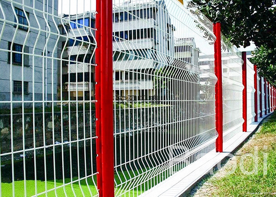 Λευκές ενωμένες στενά φράκτης επιτροπές πλέγματος καλωδίων χρώματος πλαστικές ως φράκτη δημόσιου κτιρίου