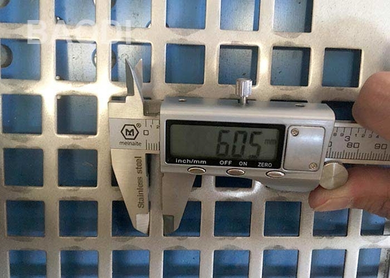Η τετραγωνική τρύπα γαλβάνισε το διακοσμητικό διατρυπημένο ODM πλέγμα 1m X 2m οθόνης
