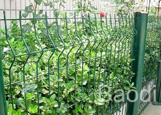 Πράσινο βινυλίου ντυμένο όριο φρακτών πλέγματος καλωδίων με τη μετα απλή δομή μετάλλων