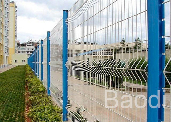 Ντυμένες πλαστικό επιτροπές φρακτών πλέγματος καλωδίων με τη θέση μετάλλων για το φράκτη τομέων