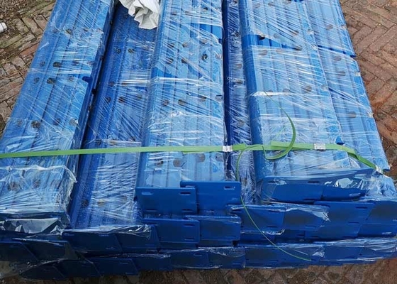 Μπλε χρώμα 50x200mm τετραγωνικό PVC φρακτών πλέγματος καλωδίων που ντύνεται με την τετραγωνική θέση